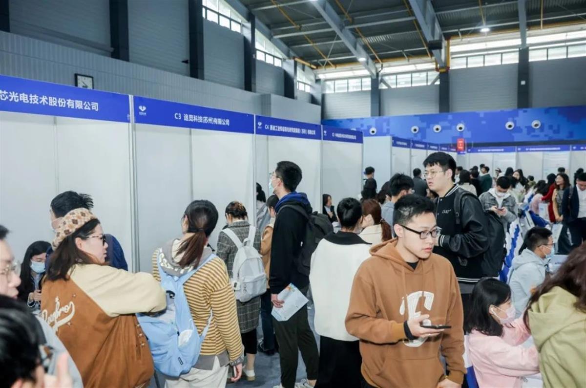吳江首趟“引才專列”駛?cè)胛錆h大學(xué)